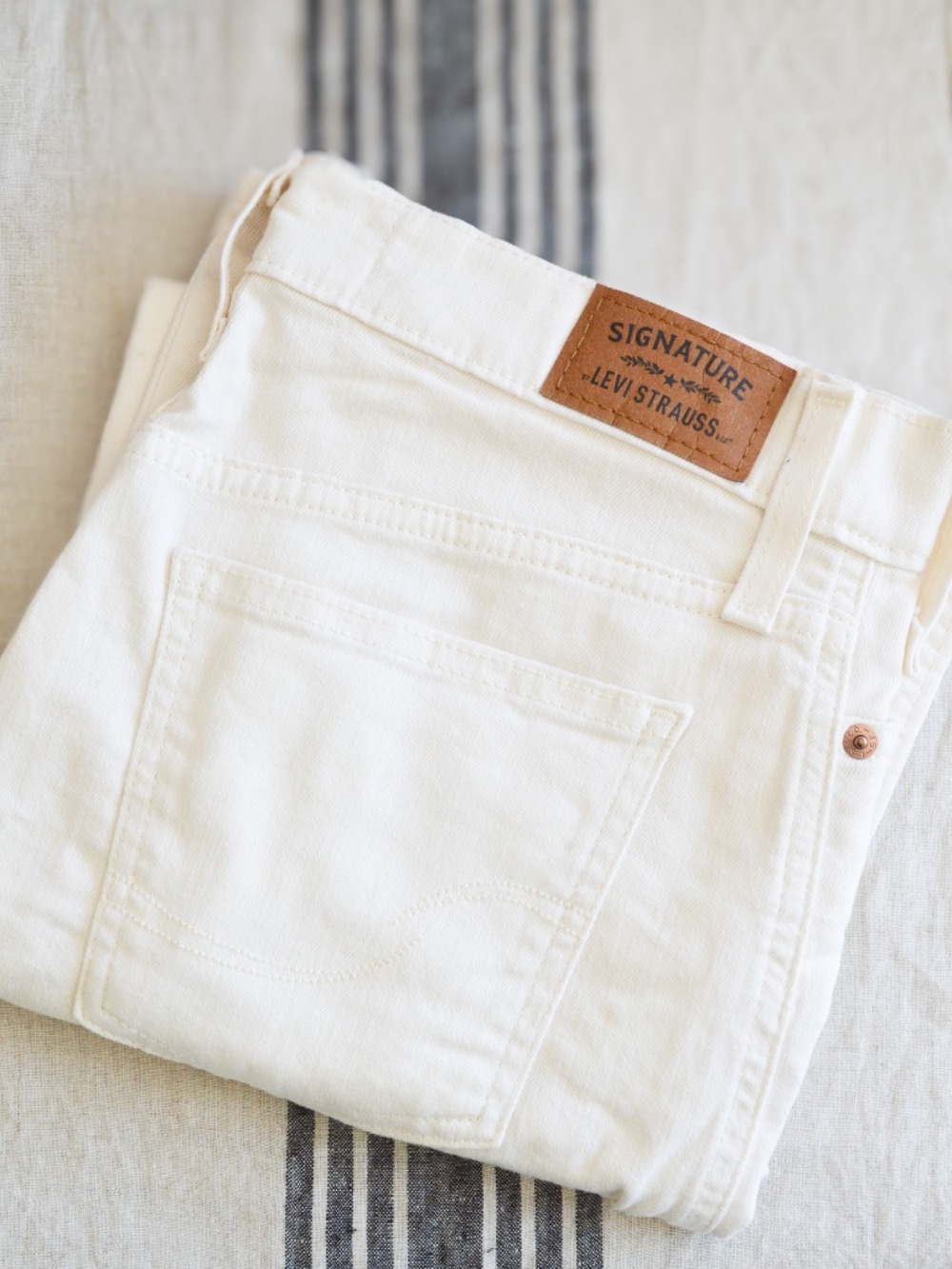 Signature by Levi Strauss White High Rise Straight Leg Jeans